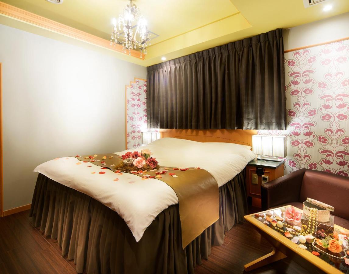 ホテル リトルチャペルクリスマス 梅田 (Adults Only) Ōsaka Extérieur photo