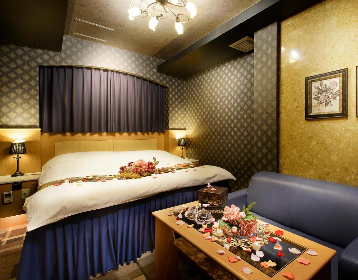 ホテル リトルチャペルクリスマス 梅田 (Adults Only) Ōsaka Extérieur photo